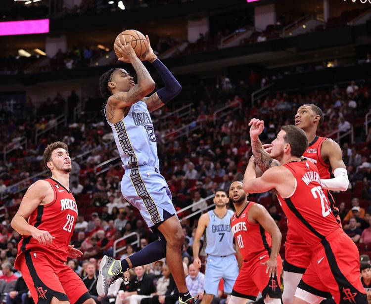 勇士队防守顶尖，波斯特超越格林，科尔应给予更多首发机会。（勇士防守强势，波斯特表现胜格林，科尔该增加其先发机会）