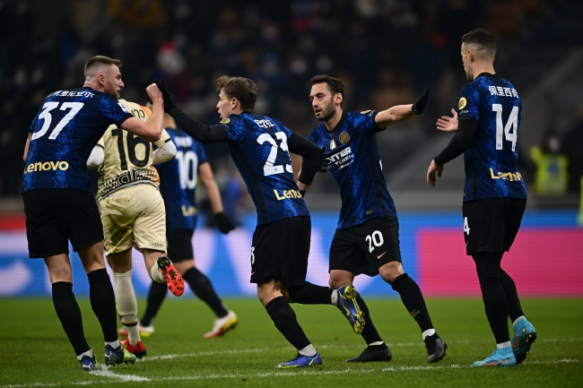 记者：今年租借效力大阪樱花的拉斐尔正与一家中国俱乐部谈判（记者称：本季租借效力大阪樱花的拉斐尔正与一家中国俱乐部洽谈）