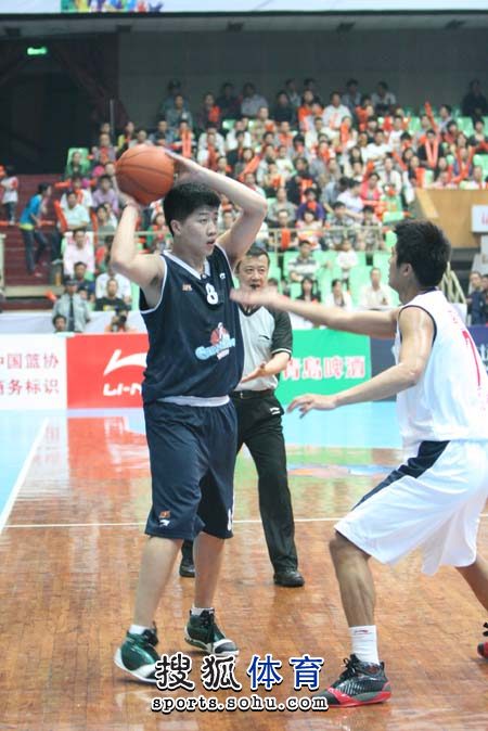 高效对决！马威10中9拿20分，艾顿11中10砍20分13板（效率拉满！马威10投9中砍20分，艾顿11投10中拿20分13篮板）