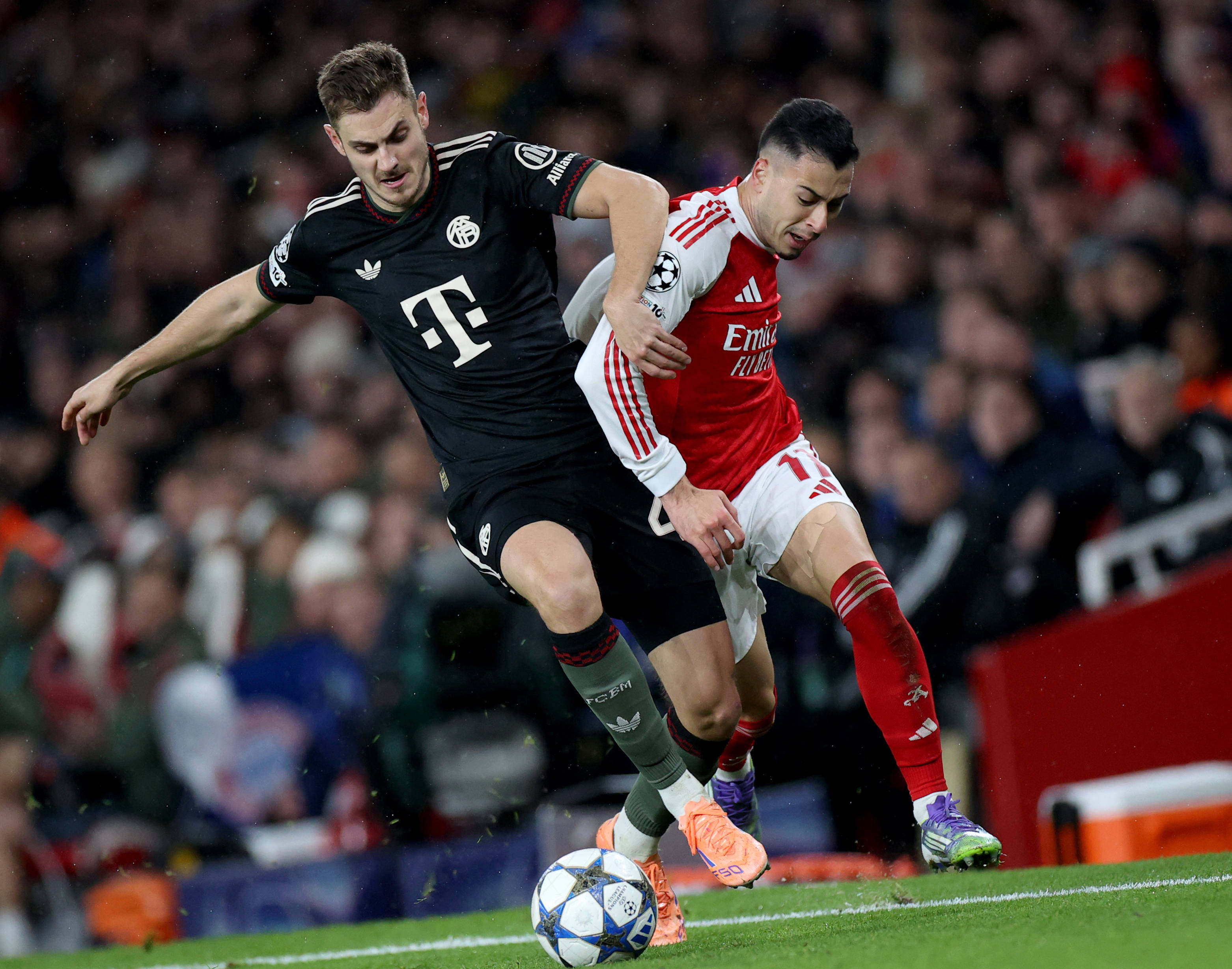 劳塔罗进球后比出A字，把进球献给受伤的前队友阿什拉夫（劳塔罗破门后摆出“A”手势，致敬受伤的昔日队友阿什拉夫）