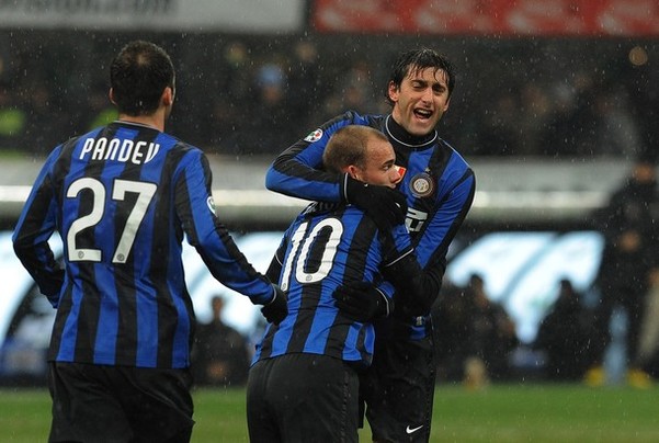 兰德尔娇妻主场助阵，两娃环绕，身材依旧吸睛（兰德尔爱妻主场现身助阵，携两娃同框，气质依旧亮眼）