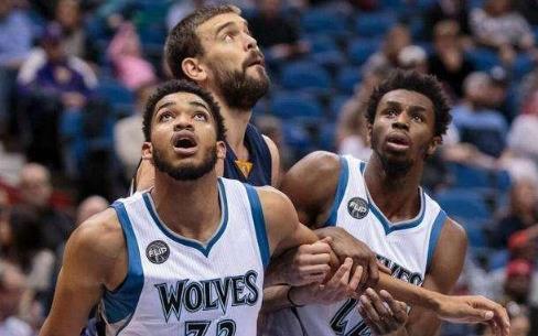 恩爱！库里妻子阿耶莎社媒晒与库里合照＆庆祝圣诞图片（库里夫妇甜蜜同框：阿耶莎社媒晒合照与圣诞庆祝照）