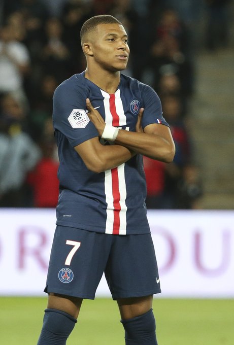 诺伊尔：乌尔比希一定会接替我的位置；我想慢慢考虑未来（诺伊尔肯定乌尔比希将接班，个人未来将从长计议）