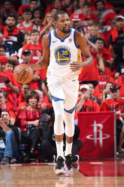 世体：巴萨已提前告知西足协，亚马尔在报到前将接受检查（世体：巴萨已预先通知西班牙足协，亚马尔将在报到前接受检查）