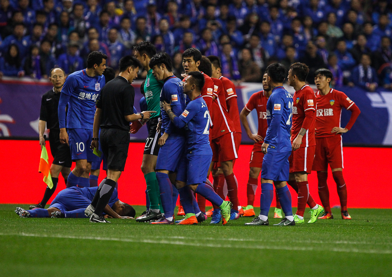 图片报：法兰克福队医私下为对手球员治疗，现已被开除（图片报：法兰克福队医暗中为对手球员治疗，已遭解雇）