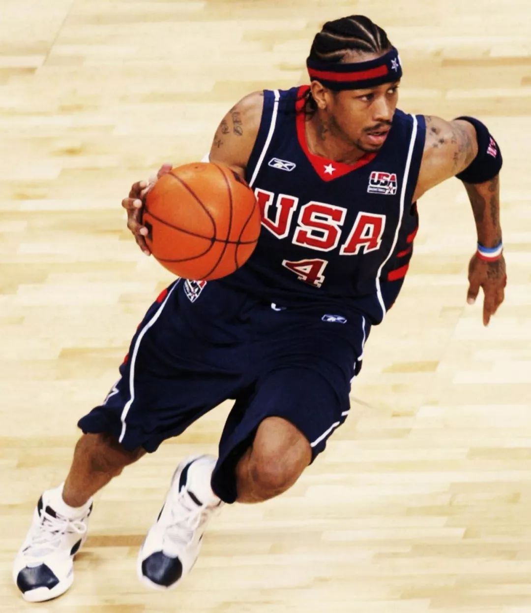 徐杰手感火热，独中三记三分球（徐杰外线发威，命中三记三分球）