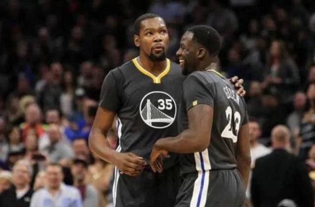 如何在野球场成为全场焦点？（如何在野球场脱颖而出，吸引全场目光？）