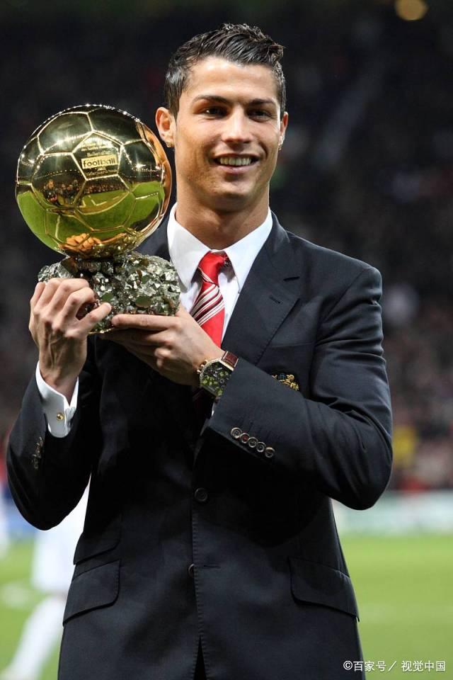 秀西班牙语，弗里克和记者开玩笑：搞什么，你们这些混蛋？（弗里克秀西班牙语与记者打趣：你们这是搞什么，伙计们？）