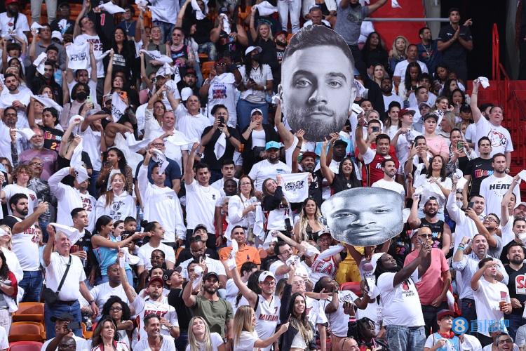 输掉关键卡位战！勇士已经落后西部第6的森林狼3.5个胜场（关键卡位战告负，勇士距西部第六森林狼已差3.5场）