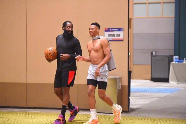 马卡畅想梅西回归巴萨可能性：年龄不是问题，可踢伪9或前腰（马卡展望梅西重返巴萨：年龄无碍，可胜任伪九号或前腰）