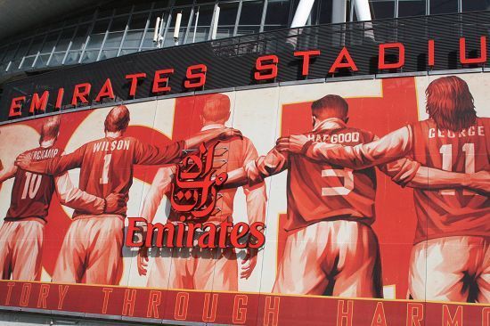 NBA杯决赛尼克斯vs马刺：唐斯路过冠军奖杯时顺手摸了一下（NBA杯决赛尼克斯对阵马刺：唐斯走过冠军奖杯时顺手摸了摸）