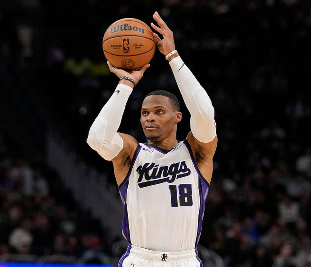 双塔连线！沈梓捷突破吸引克里斯扑防妙传邹雨宸暴扣（双塔联动：沈梓捷突破牵制克里斯，妙传邹雨宸强势暴扣）